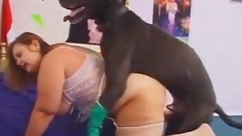Mi mujer cabalgando la verga de mi perro